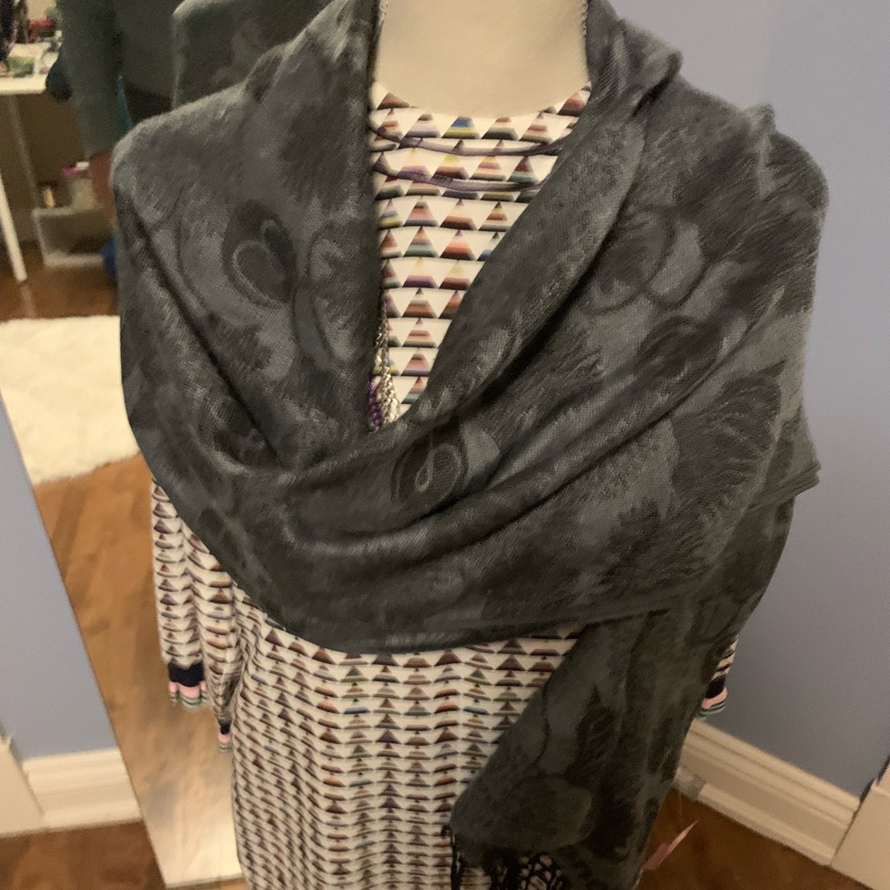 Elegant Gray Floral Scarf 45% silk
